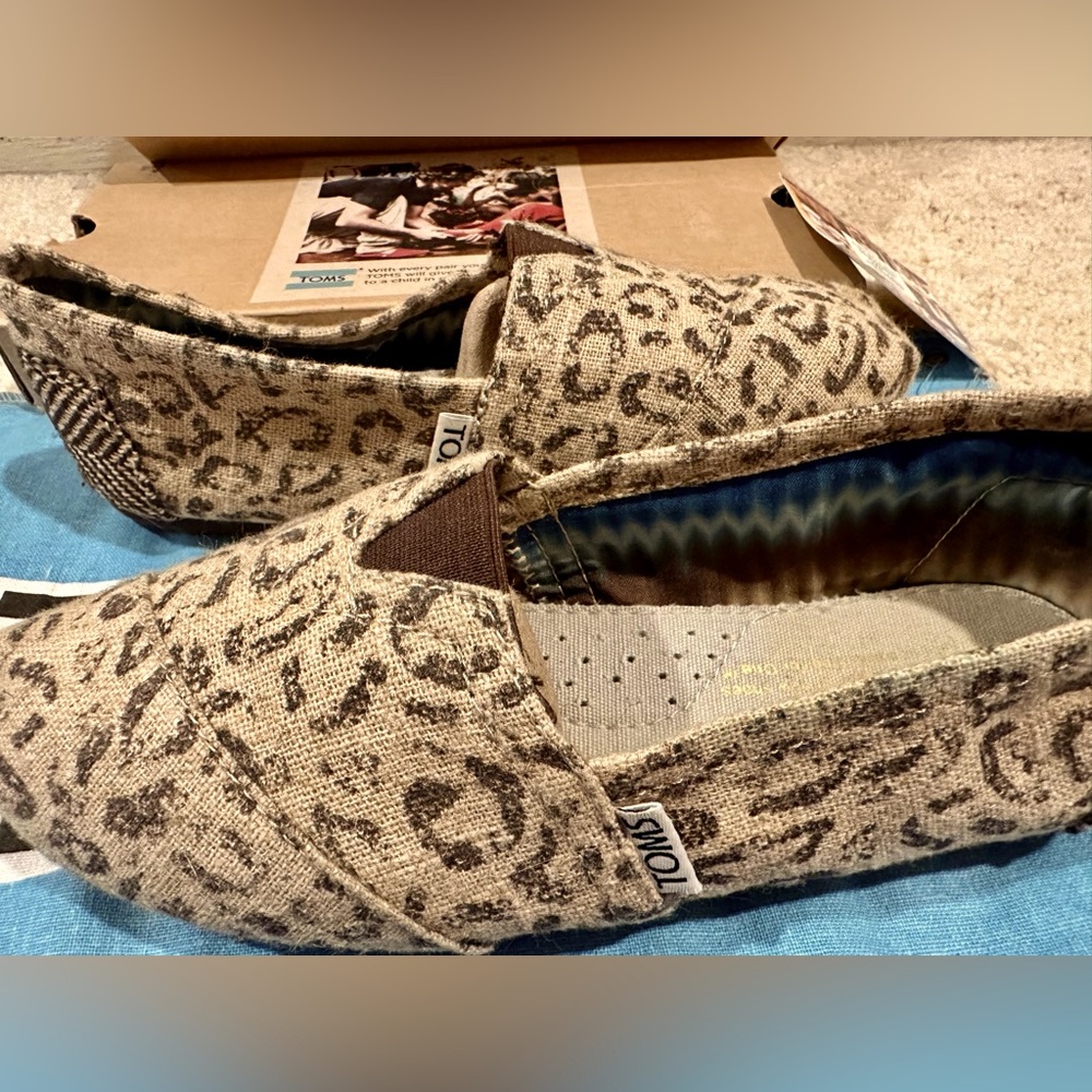 TOMS Classic Snow Leopard Slip On Shoes Size 5